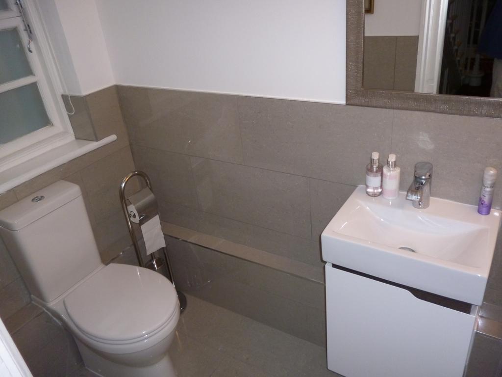 Kings House Wokingham Guest House Room photo